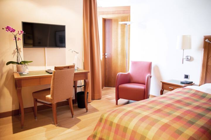 Room 8 of 93