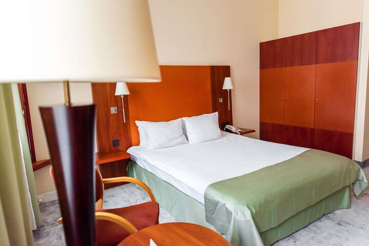 Room 32 of 168