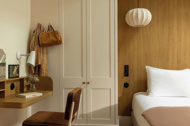 Room 27 of 47