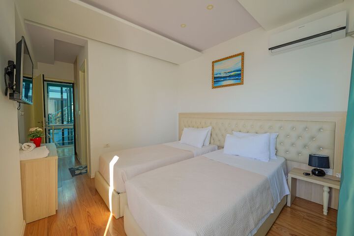 Room 44 of 119
