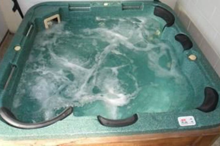 Hot Tub 6 of 9
