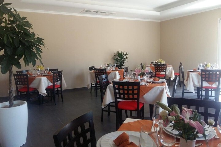Dining 2 of 16