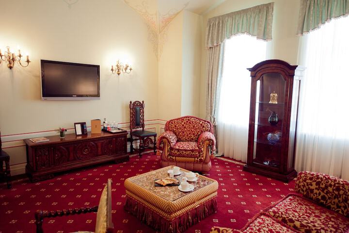 Room 33 of 80