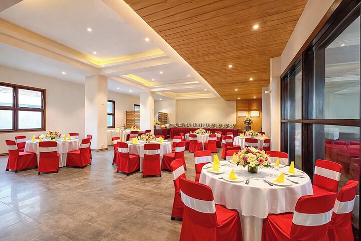 Ballroom/Hall 71 of 79