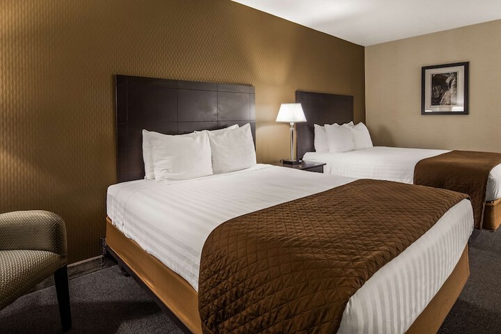 2 Queen Beds Microwave and Refrigerator WiFi Full Breakfast (3 of 7)