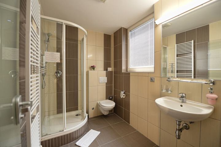Room 15 of 32