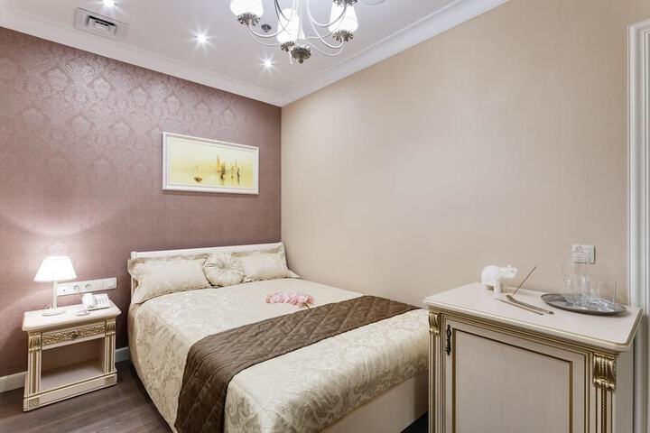 Room 6 of 10
