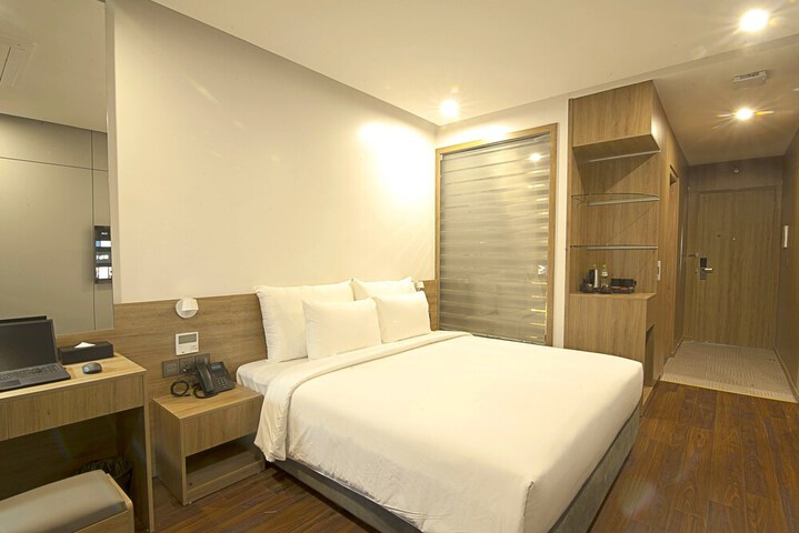 Room 5 of 28