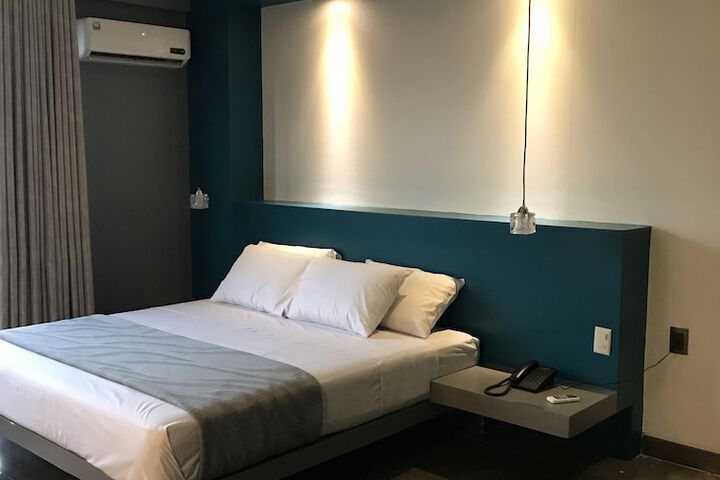Room 12 of 118