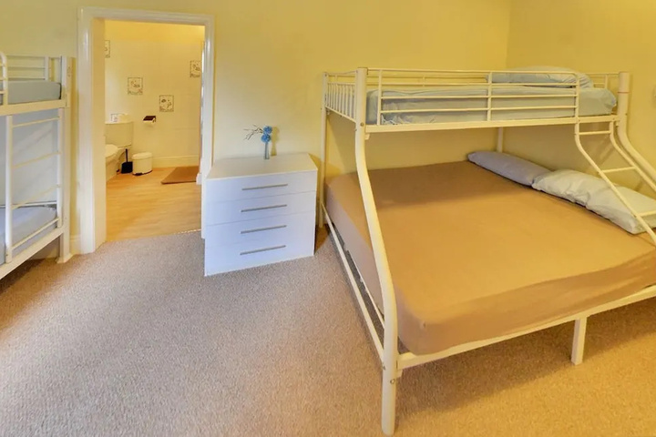 Room 9 of 12