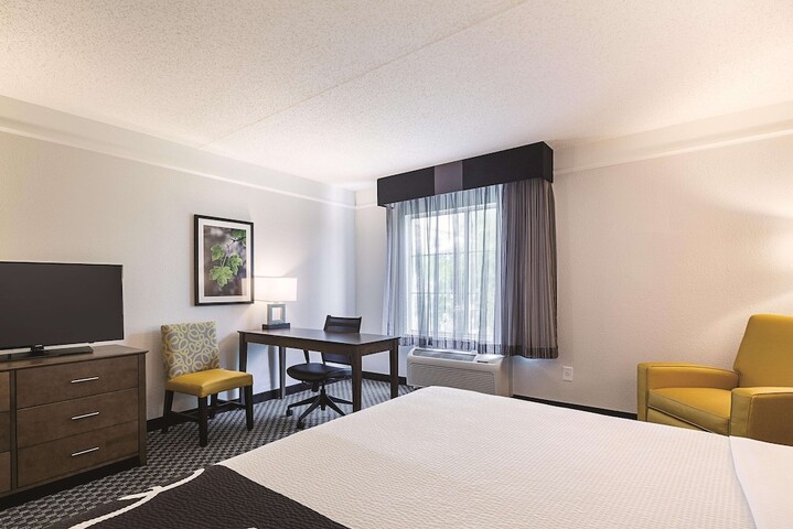 1 King Bed (4 of 14)