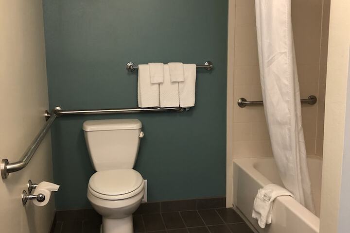 Quadruple Accessible Queen Size Bed (5 of 12)
