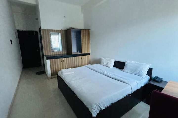 Room 9 of 15