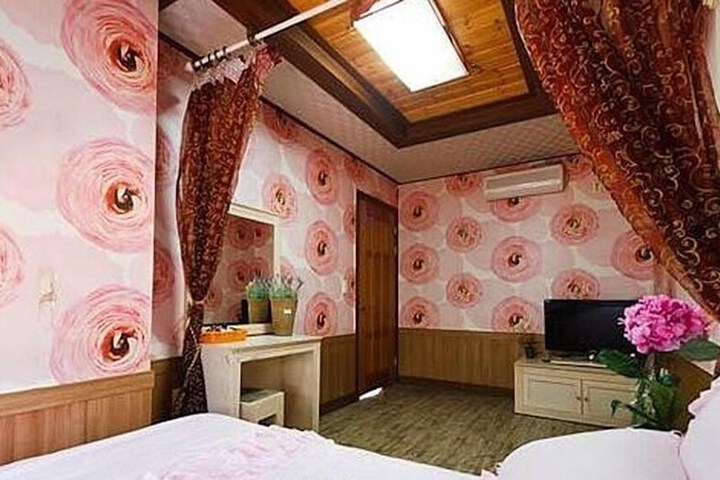 Room 5 of 28