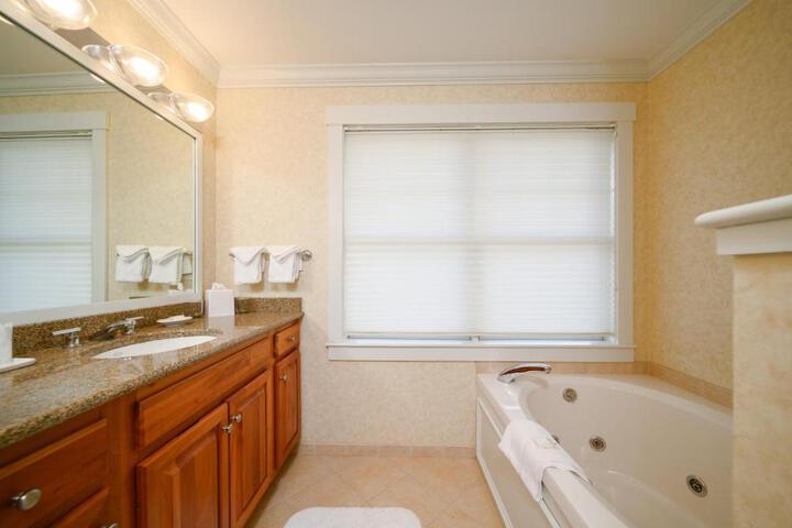 Luxury 2 Queen Beds (1 of 36)