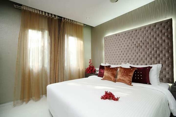 Room 11 of 28