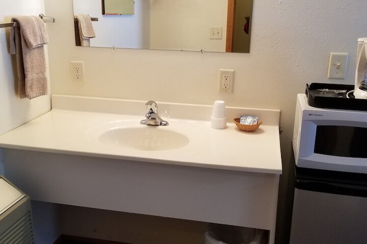 Room 4 of 8