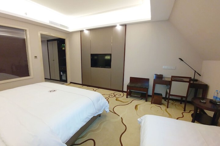 Room 27 of 64