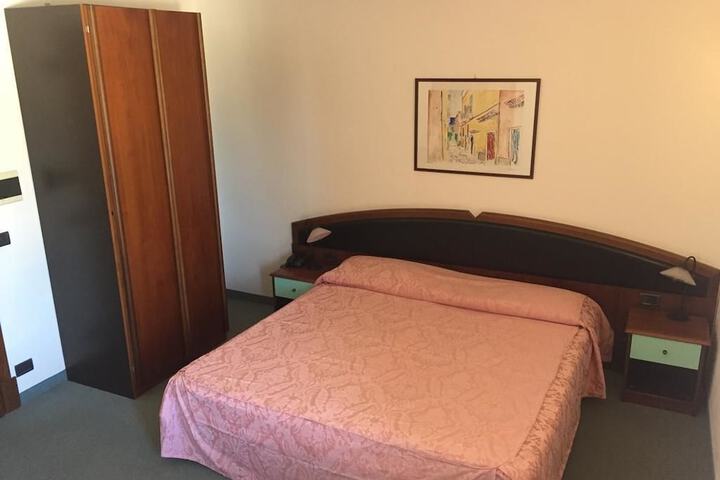Room 13 of 18