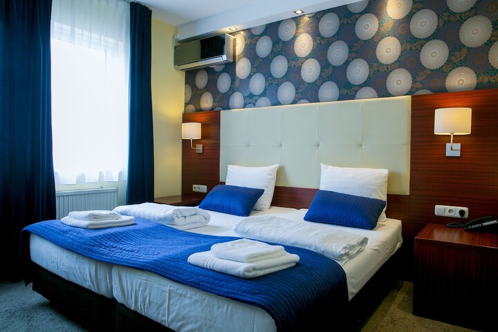 Room 16 of 40