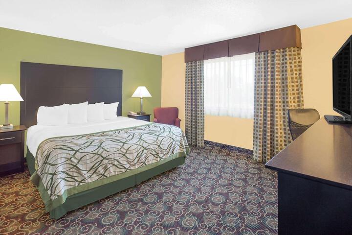 1 King Bed (5 of 22)