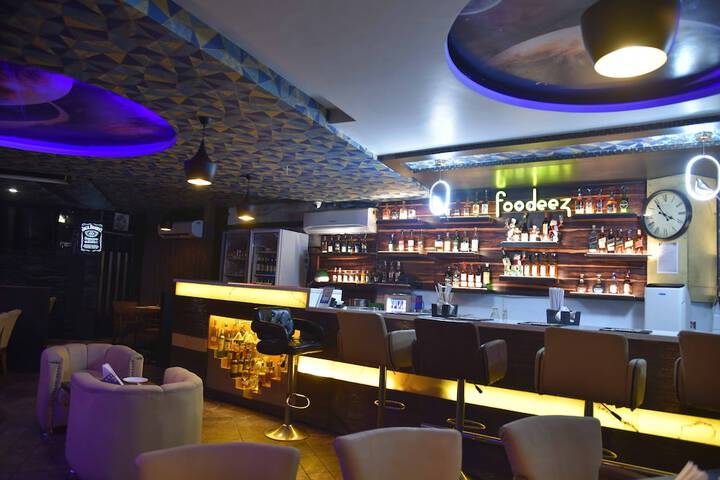 Lounge 77 of 96