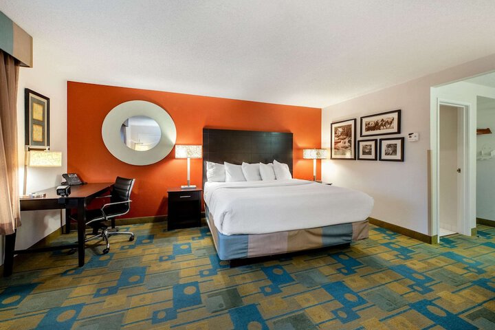 1 King Bed (9 of 17)