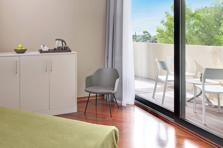 Room 6 of 90