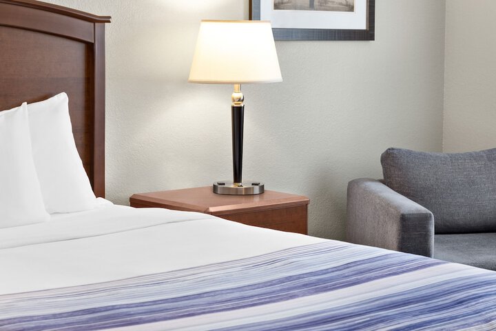1 Queen Bed (1 of 20)