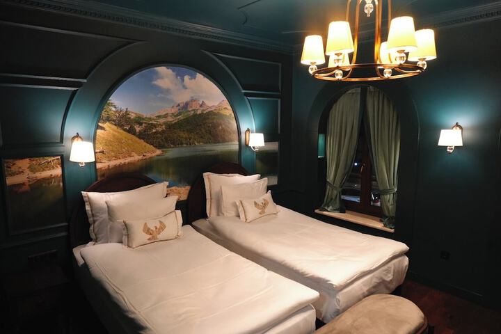 Room 4 of 10