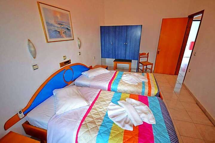 Room 6 of 42