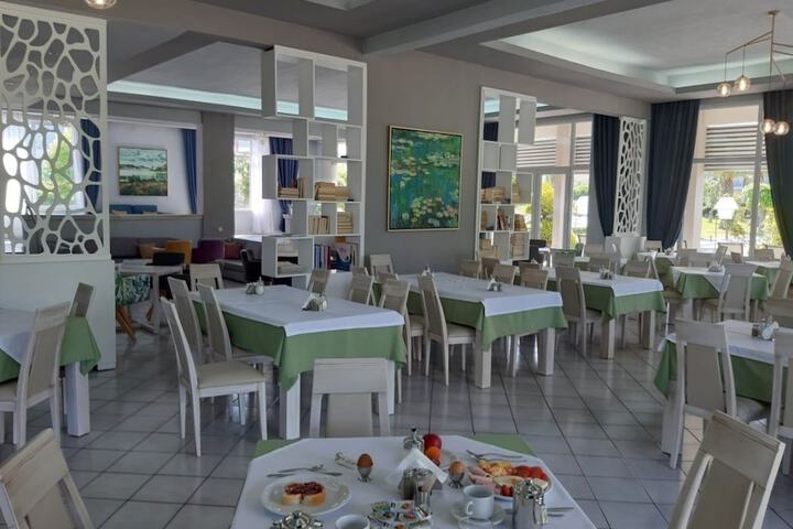 Dining 49 of 65