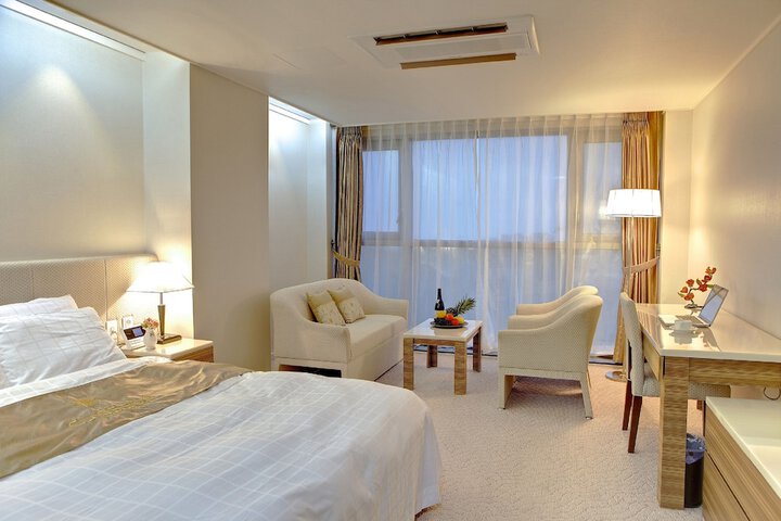 Room 6 of 48
