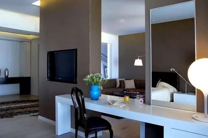 Room 33 of 185