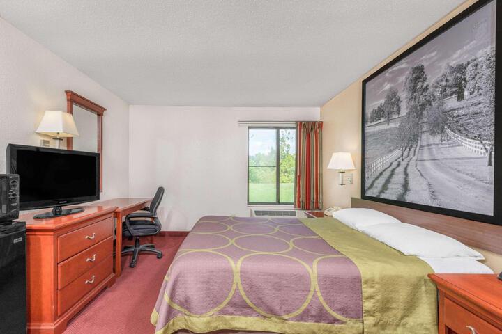 1 Queen Bed (7 of 7)