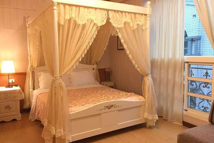 Room 2 of 17
