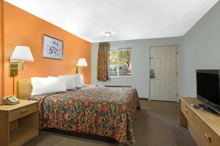 Room 7 of 27