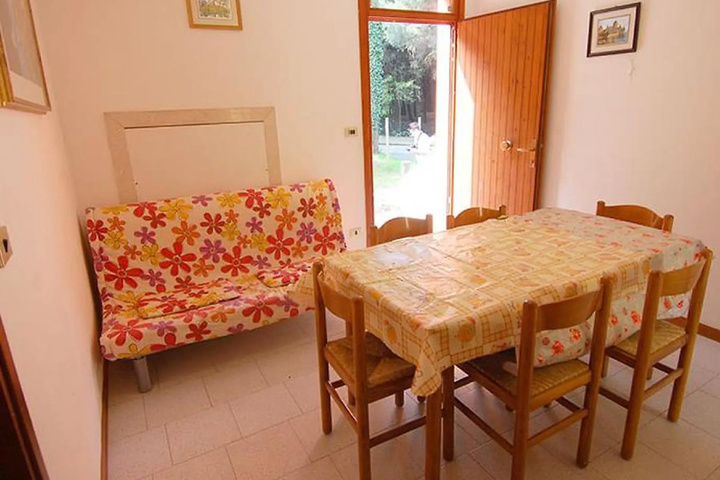 Room 3 of 8