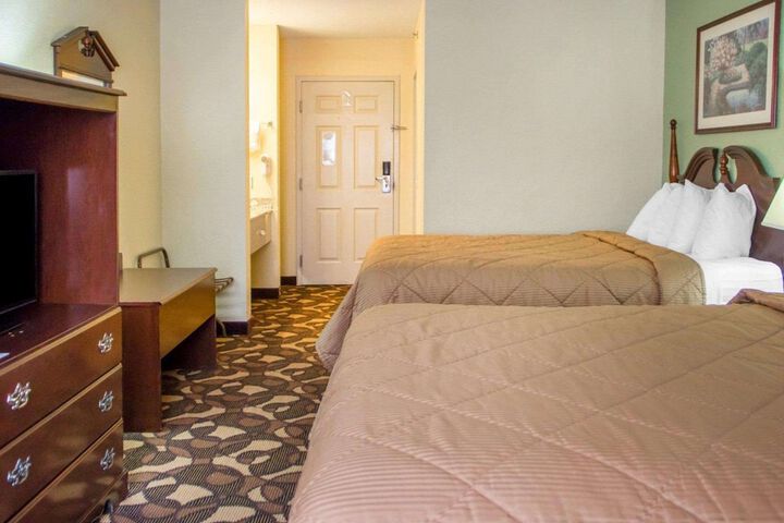 2 Queen Beds (7 of 10)