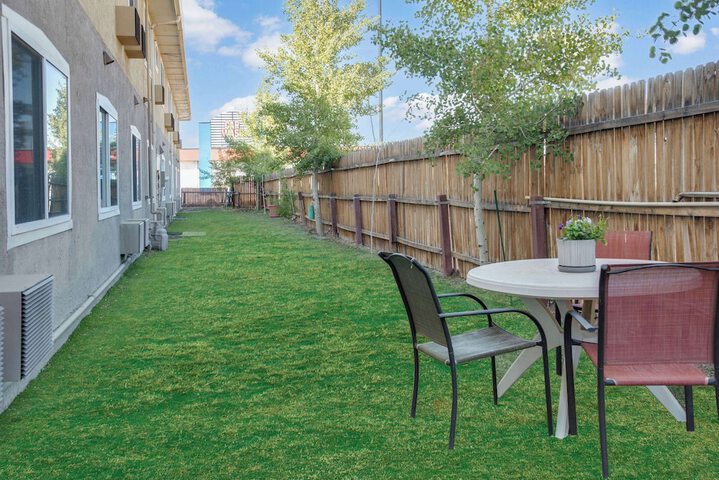 Hotel Exterior 75 of 77