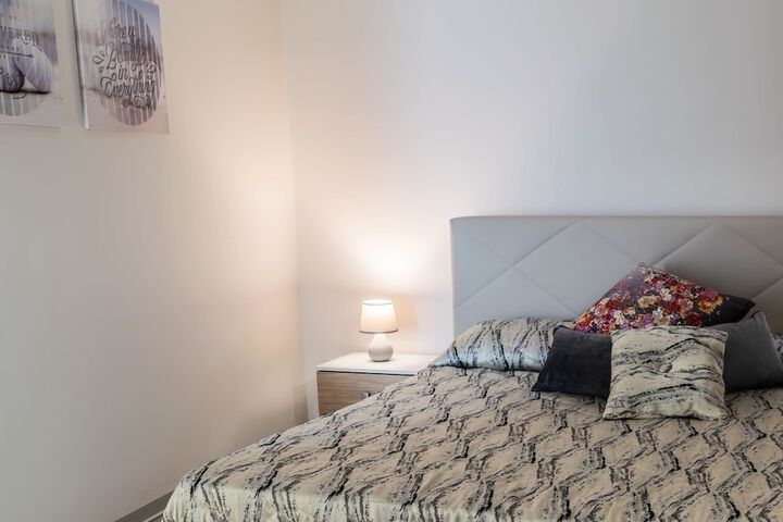 Room 6 of 27