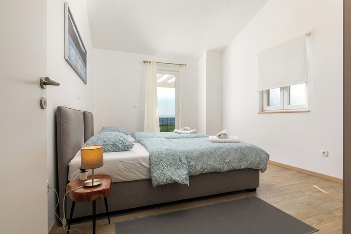 Room 6 of 194