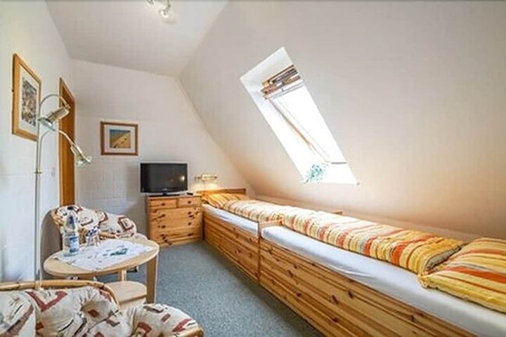 Room 3 of 62