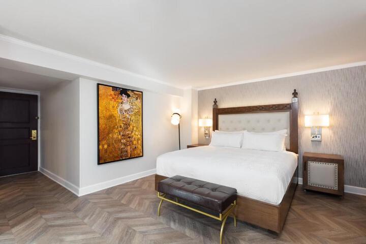 1 King Bed (2 of 26)