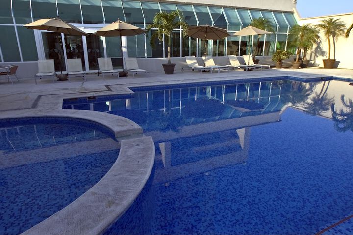 Hotel Pool