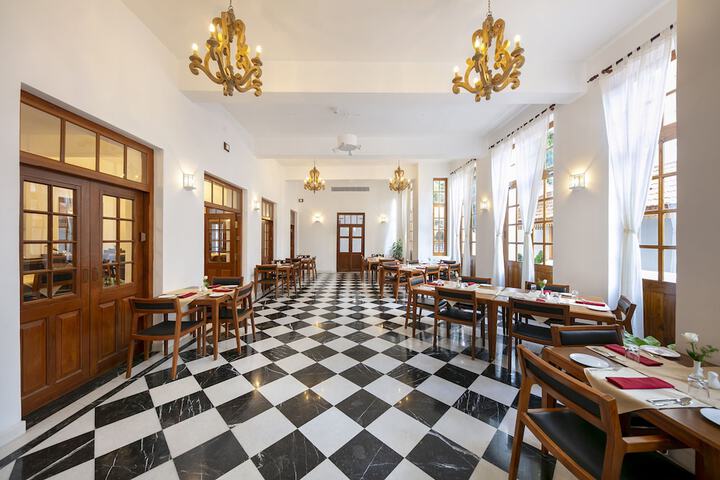 Dining 19 of 26
