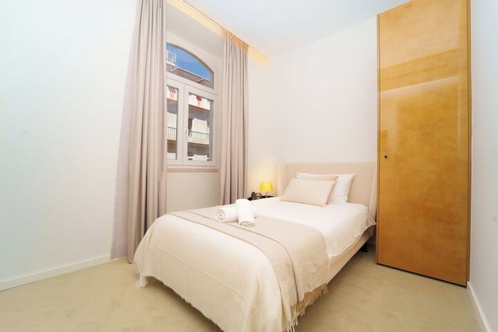 Room 5 of 105