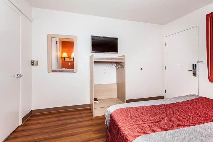 1 Queen Bed (14 of 16)