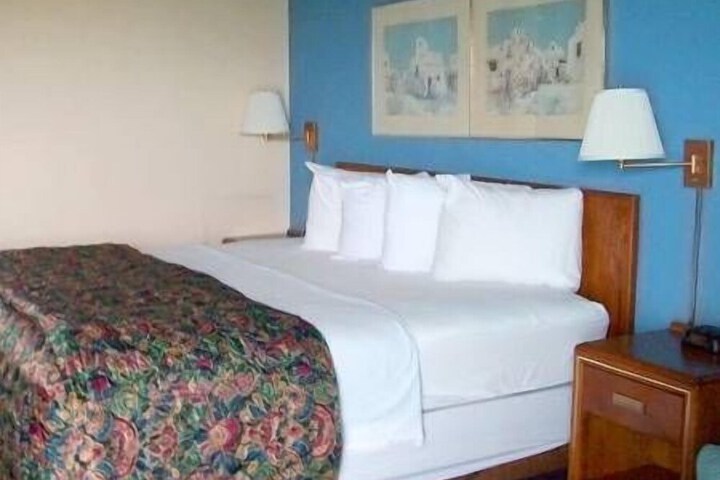 Room 5 of 18