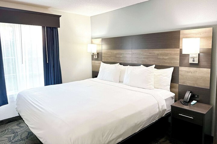 1 Queen Bed Efficiency Suite (53 of 54)
